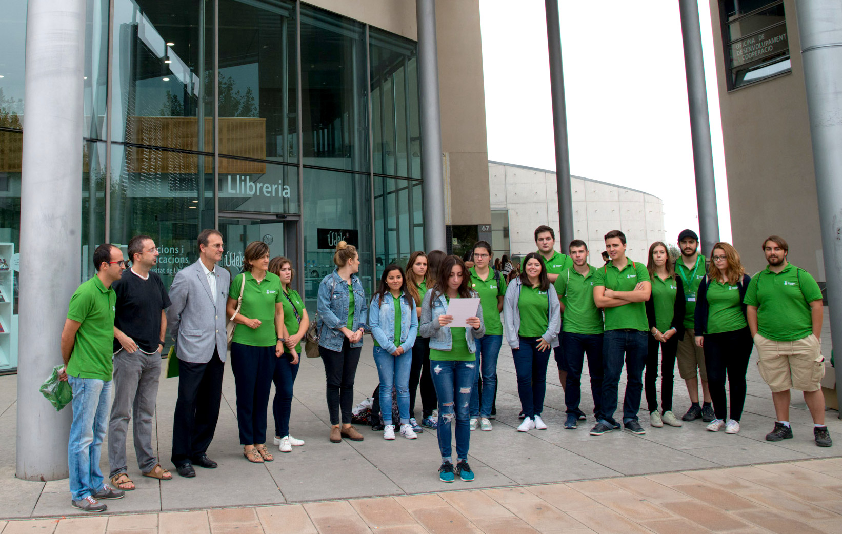 Els voluntaris de la caravana amb els representants de les universitats de Lleida i Saragossa. FOTO: UdL