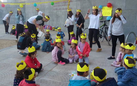 Un centenar d'infants aprenen de la música de circ  En una activitat organitzada per la Facultat d'Educació i la Banda municipal de Lleida