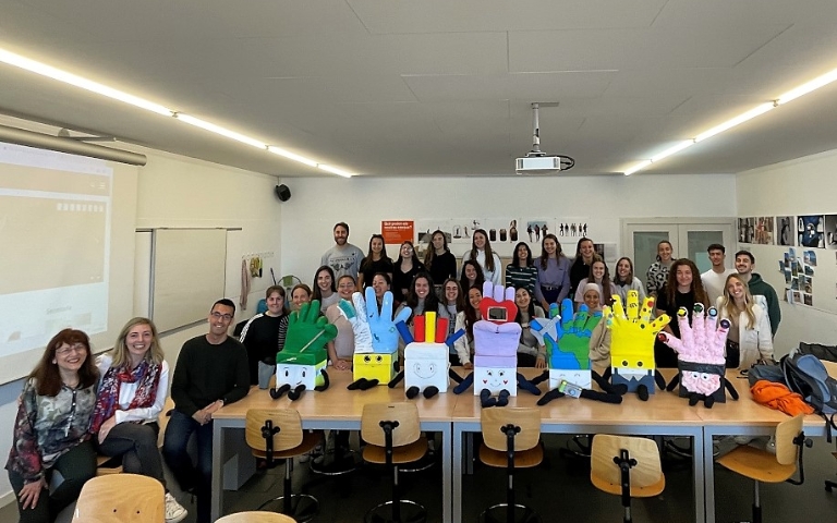 Donació dels Xuklis realitzats per alumnat del centre a l'AFANOC-Lleida